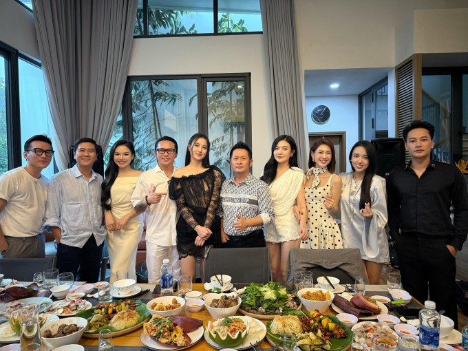 Nhạc sĩ Hồ Hoài Anh hội ngộ Tú Mars, Bằng Kiều cùng dàn ca sĩ trẻ.