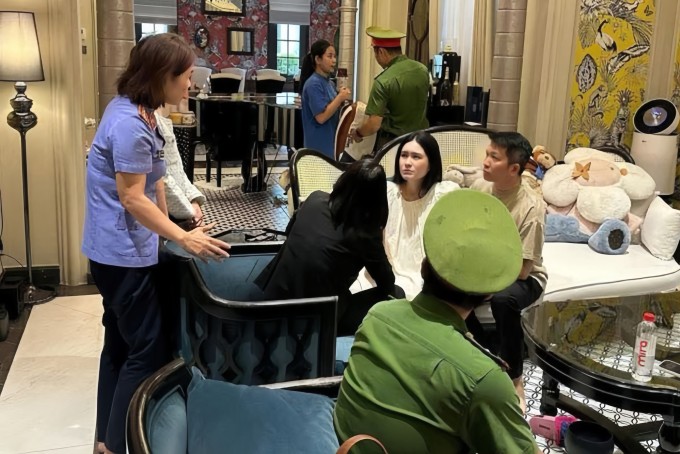 Đoàn Di Băng khóc khi công an đến khám nhà, chồng bị bắt. Hôm 4/11, chồng Đoàn Di Băng - doanh nhân Nguyễn Quốc Vũ - bị khởi tố và bắt tạm giam vì tội Sản xuất, buôn bán hàng giả.