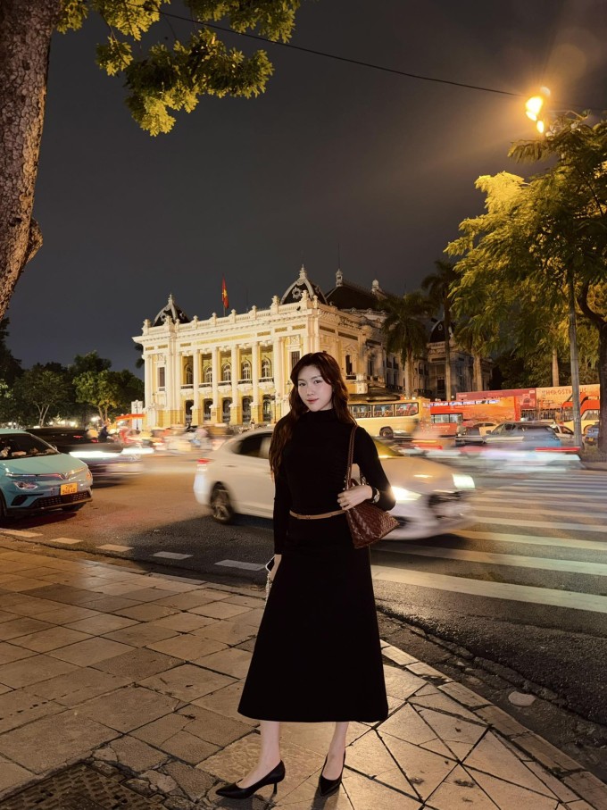MC Thanh Thanh Huyền khoe khoảnh khắc thả dáng bên Nhà hát lớn và viết: "Vạn vật đều thua Hà Nội vào thu".