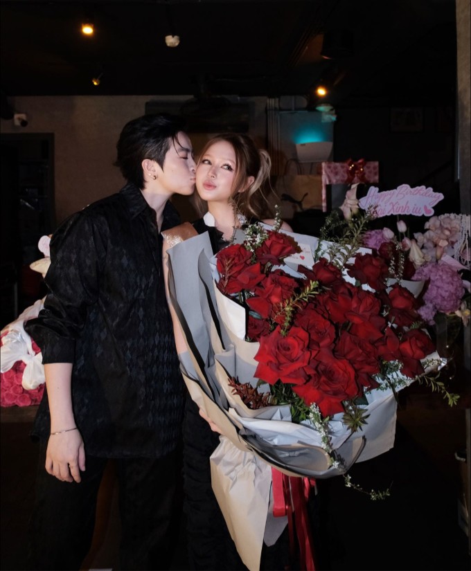 Xoài Non khoe ảnh Gil Lê thơm má mình và cho biết đã có một sinh nhật hạnh phúc bên những người thân yêu.