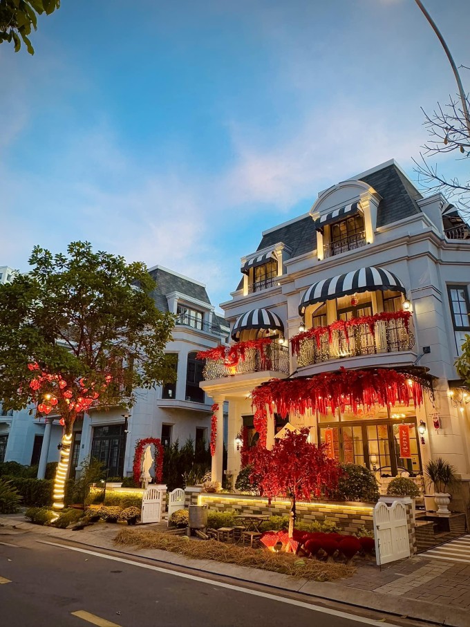 Biệt thự tọa lạc trong một khu cư dân cao cấp, có giá từ hàng chục đến hàng trăm tỷ đồng mỗi căn. Nữ ca sĩ từng cho biết đây là căn nhà để "ở tạm" trong thời gian chờ biệt thự trị giá 400 tỷ đồng do Thái Công thiết kế hoàn thành.