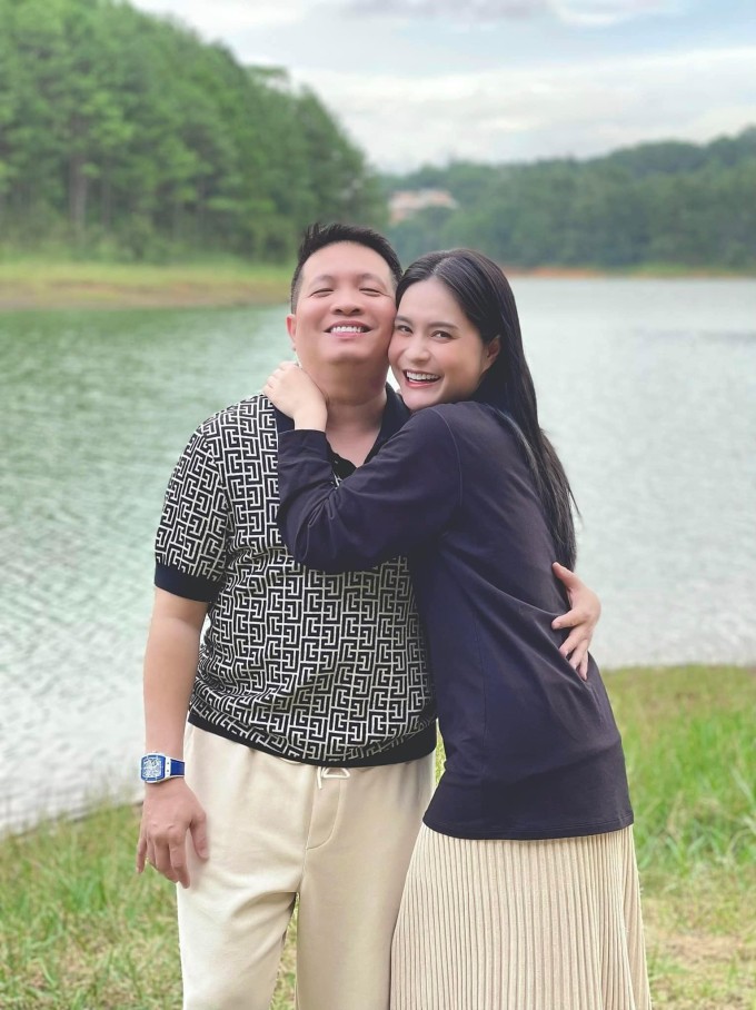 Nguyễn Quốc Vũ, chồng Đoàn Di Băng, cùng hai người khác bị bắt với cáo buộc sản xuất, buôn bán hàng giả hôm 4/11. Cảnh sát xác định Vũ và đồng phạm đã có hành vi buôn bán 1.652 sản phẩm kem chống nắng Hanayuki Sunscreen Body giả. Hành vi của 3 người này được cho là đã đủ yếu tố cấu thành tội Sản xuất, buôn bán hàng giả.