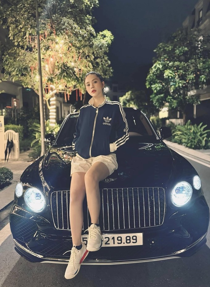 Nữ ca sĩ thường xuyên di chuyển bằng chiếc Bentley Bentayga EWB Azure có không gian rộng rãi, giá từ 21 tỷ đồng tùy phiên bản. Đoàn Di Băng từng cho biết được chồng tặng chiếc xe này vào tháng 5/2024 khi cô mang thai.