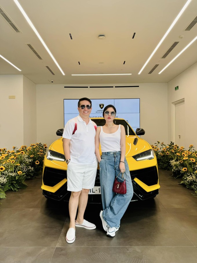 Sau đó, vợ chồng Đoàn Di Băng liên tục khoe xe mới, bổ sung vào bộ sưu tập xế hộp đồ sộ. Tháng 3/2024, nữ ca sĩ cùng chồng đi nhận Lamborghini Urus Performante màu vàng tại một showroom ở TP HCM. Chiếc siêu xe này có giá khởi điểm tại Việt Nam khoảng 16,3 tỷ đồng.