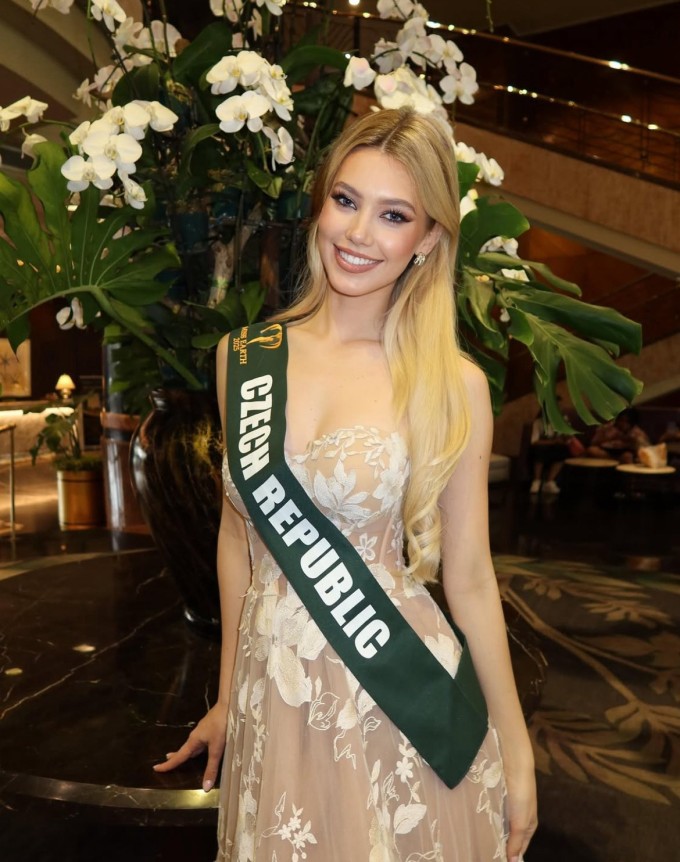 Khi tham gia các hoạt động trong khuôn khổ Miss Earth, Natálie lựa chọn phong cách trẻ trung, sắc màu tươi sáng.