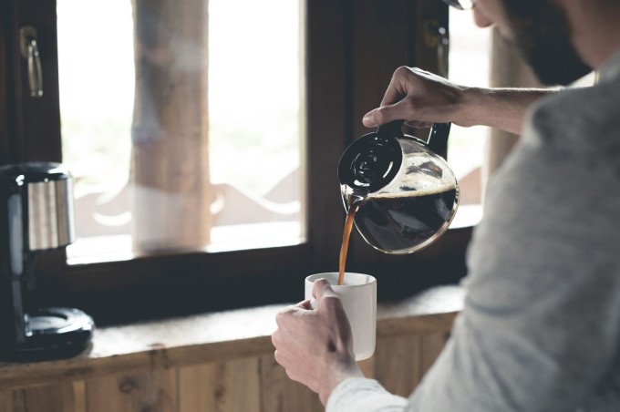 Bryan nói việc uống cà phê vào buổi sáng giúp cơ thể có đủ thời gian phân huỷ caffeine, hạn chế ảnh hưởng đến giấc ngủ.