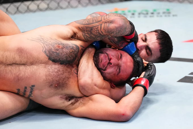Isaac Dulgarian thua Yadier del Valle bằng đòn khóa cổ (rear-naked choke) ngay hiệp một trận đấu tại UFC Vegas 110 ngày 1/11. Ảnh: Zuffa LLC
