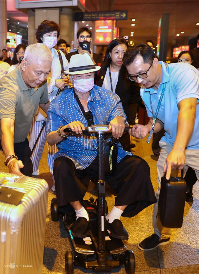 Tài tử Hồng Kim Bảo khi tới sân bay Tân Sơn Nhất, tối 5/11. Ảnh: Quỳnh Trần