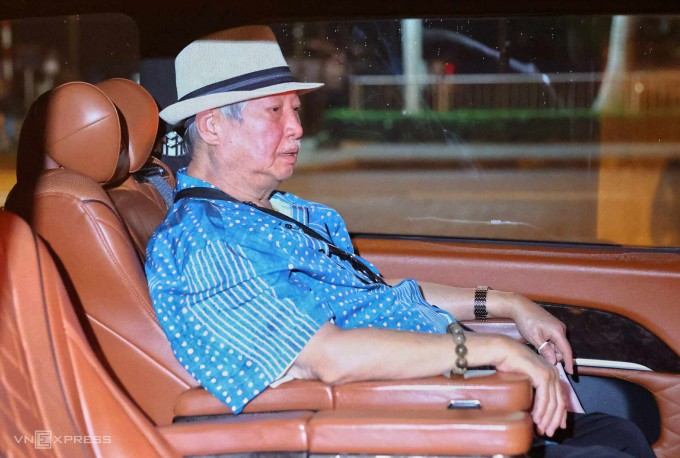Đạo diễn Hồng Kim Bảo trên xe về khách sạn ở TP HCM. Ảnh: Quỳnh Trần