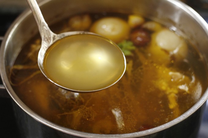 Nước dùng phở gà. Ảnh: Bùi Thủy