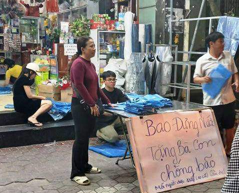 Một cửa hàng ở Quảng Ngãi thông báo tặng bao đựng nước chống bão miễn phí