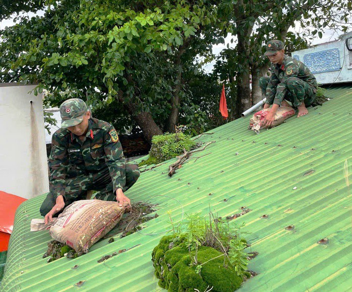 Bộ đội giúp dân chằng chống nhà cửa