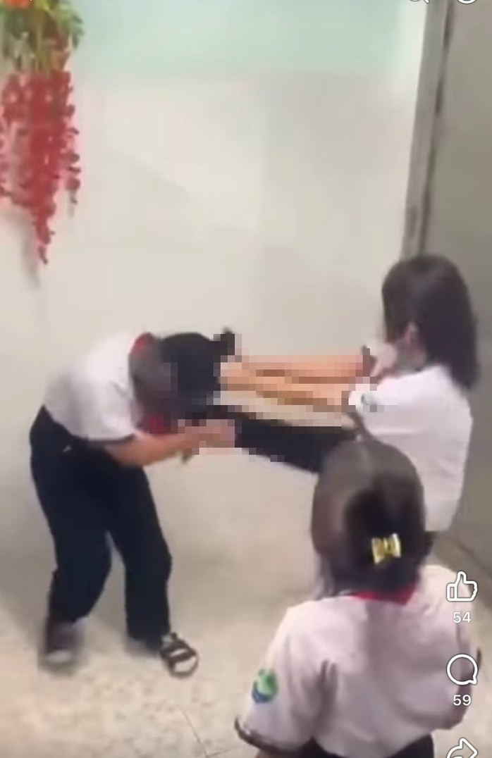 Nữ sinh bị đánh hội đồng trong nhà vệ sinh trường học. Ảnh: Cắt từ clip