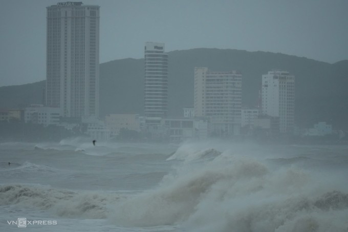 Khu vực Quy Nhơn, Gia Lai đã có gió cấp 8, sóng biển dâng cuồn cuộn. Ảnh: Minh Hoàng
