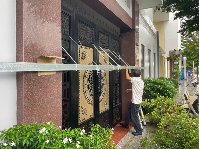 Người dân ven biển Quy Nhơn chằng chống cửa để hạn chế thiệt hại do bão. Ảnh: Trần Hóa