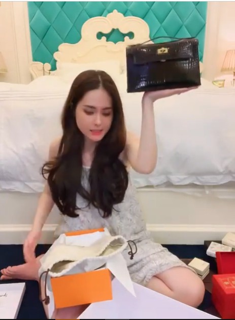 Đoàn Di Băng livestream đập hộp khoe quà xịn.