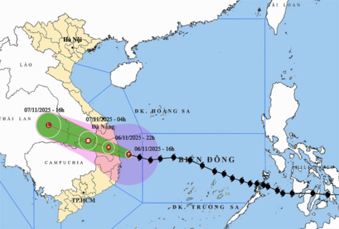 Dự báo đường đi và khu vực ảnh hưởng của bão lúc 17h hôm nay. Ảnh: NCHMF