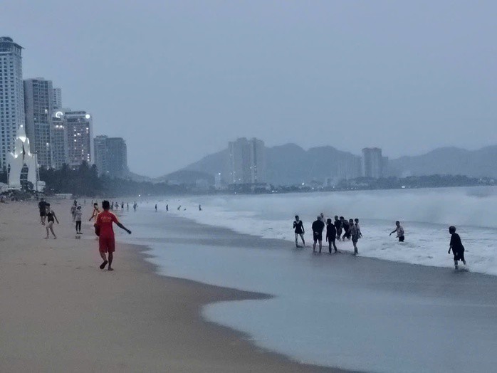 Lực lượng cứu hộ yêu cầu người dân không được tắm khi sóng biển lớn, nhưng nhiều người vẫn bất chấp nguy hiểm