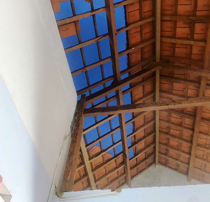 Nhà người dân bị tốc mái do lốc xoáy