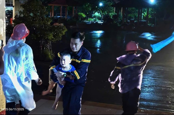 Trên mạng xã hội, nhiều người dân ở một số xã, phường phía Đông Đắk Lắk cũng đăng tải thông tin cho biết nhà bị sập, tốc mái. 