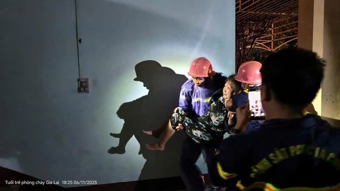 Một lãnh đạo phường Sông Cầu cho biết nhiều người dân gọi điện báo nhà đã sập.