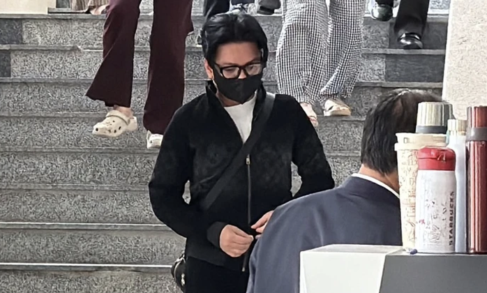 Ca sĩ Vũ Hà đến phiên toà trước đó