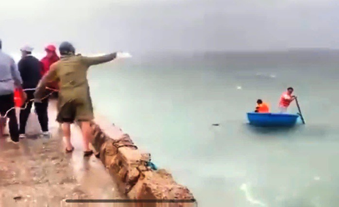 Tìm kiếm 3 người bị sóng cuốn trôi