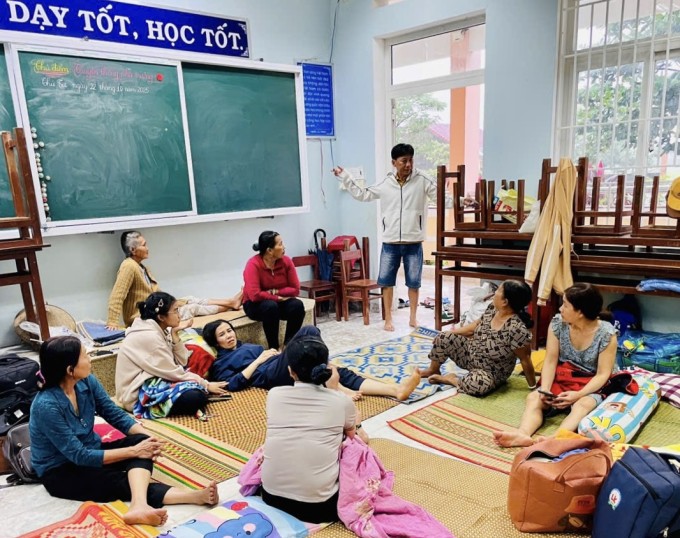 Người dân xóm Bình Tân Tây, xã Phù Mỹ Nam, Gia Lai tránh bão tại Trường tiểu học số 2 Mỹ Hiệp. Ảnh: Liên Nguyễn