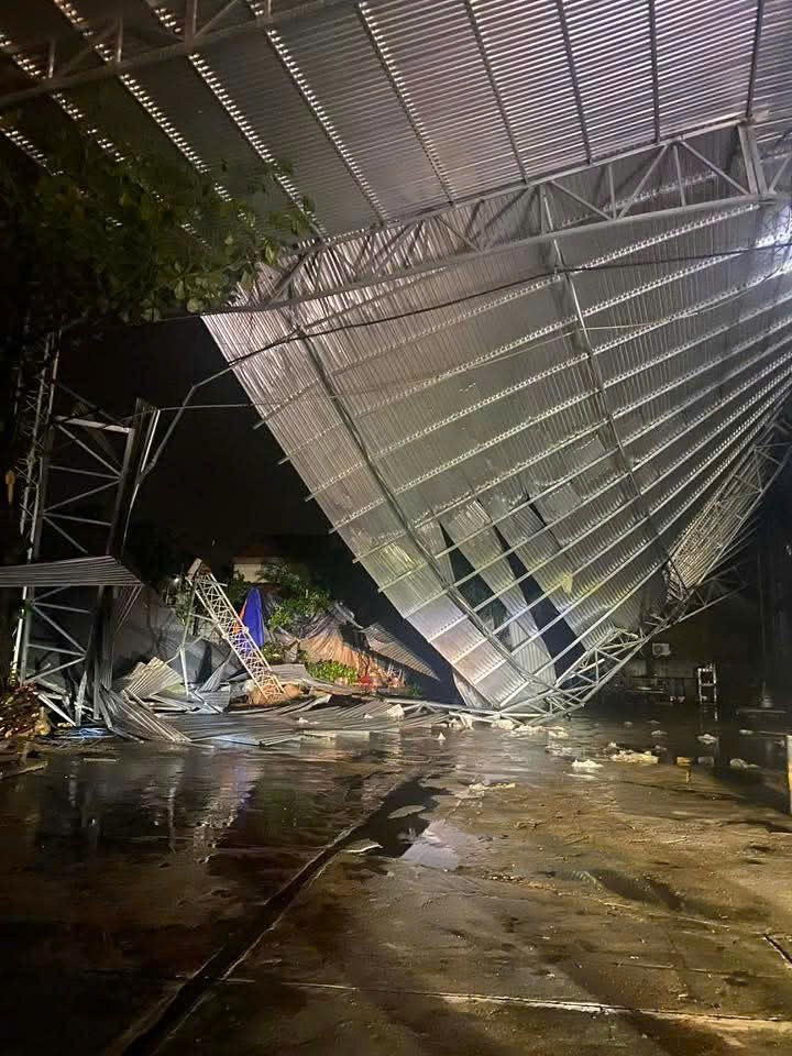 Cửa kính vỡ, mái tôn bay khi bão quét qua - 12