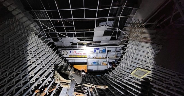 Bão Kalmaegi giật sập nhà, cây đè ôtô