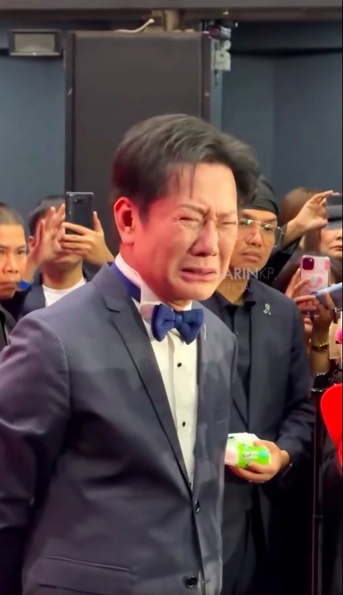 Ông Nawat khóc nức nở họp báo.