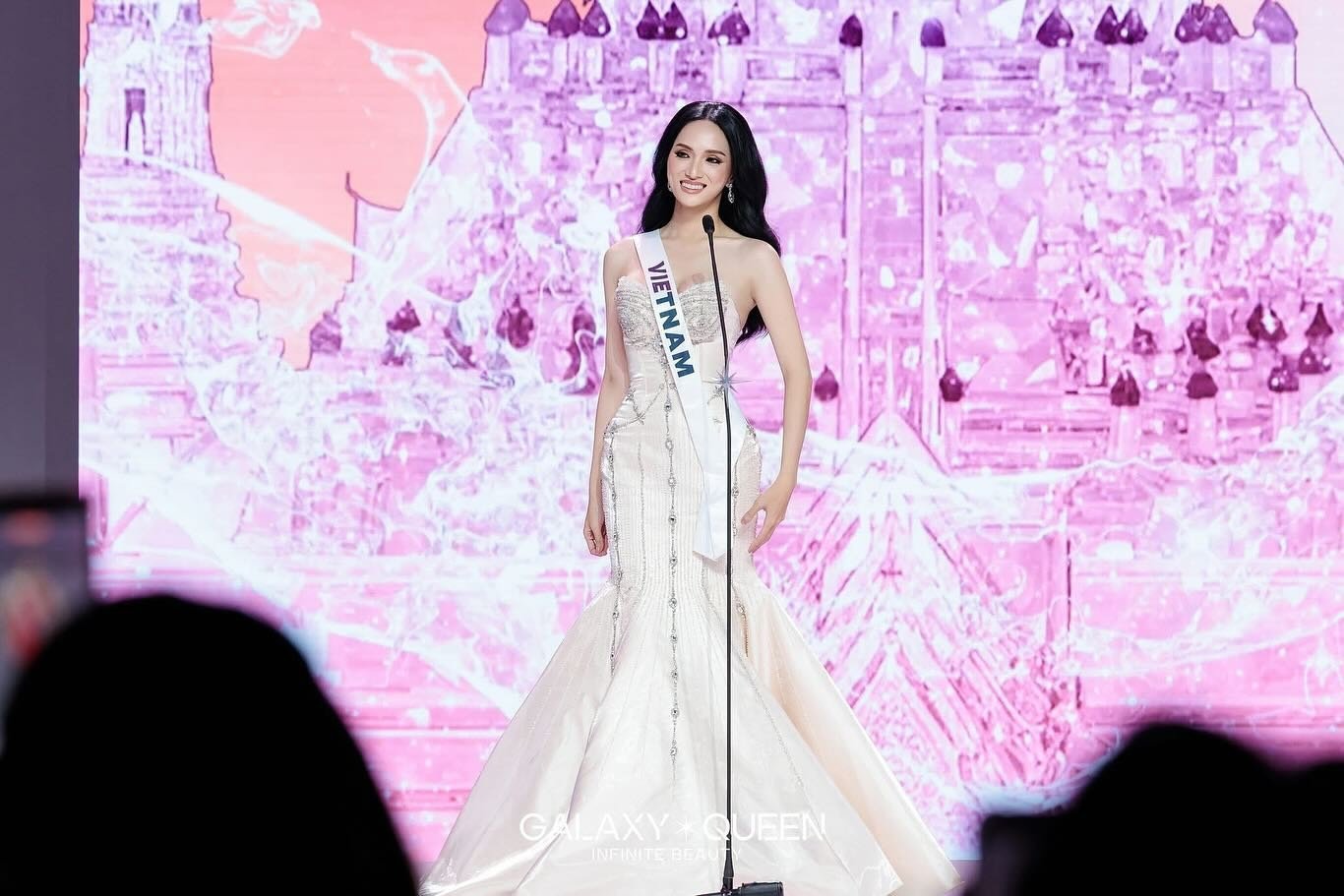 Tham gia Miss Universe 2025, Hương Giang và một số thí sinh chọn trang phục mang gam màu trơn cơ bản là trắng đen hoặc tông trầm, các nàng hậu thể hiện lòng tôn kính với Vương thái hậu Sirikit vừa qua đời ở tuổi 93, nên không chọn các tông màu rực rỡ.