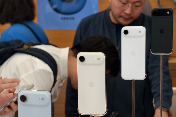 Điều này khiến bản kế nhiệm của iPhone Air vẫn tiếp tục được phát triển.