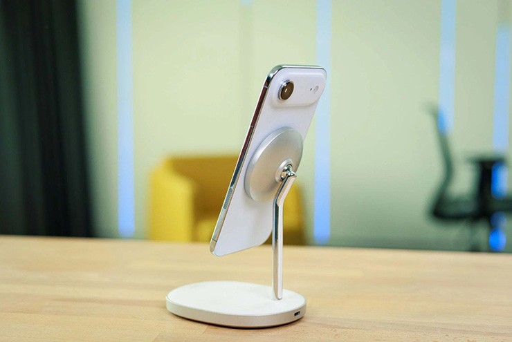 Trong khi iPhone Air phát hành cùng thời điểm không bị xuống cấp.