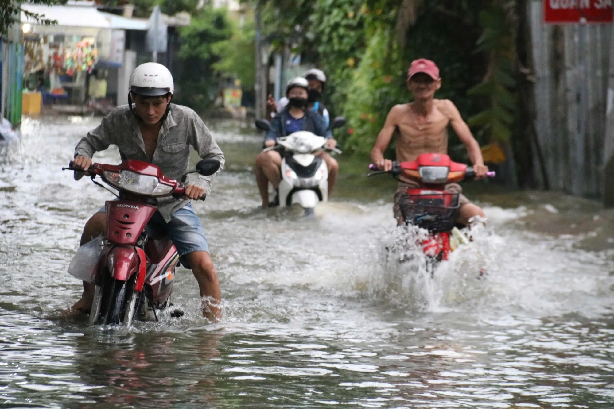 TP.HCM: Xe chết máy hàng loạt, đường hóa sông trong ngày triều cường vượt mốc lịch sử - 11