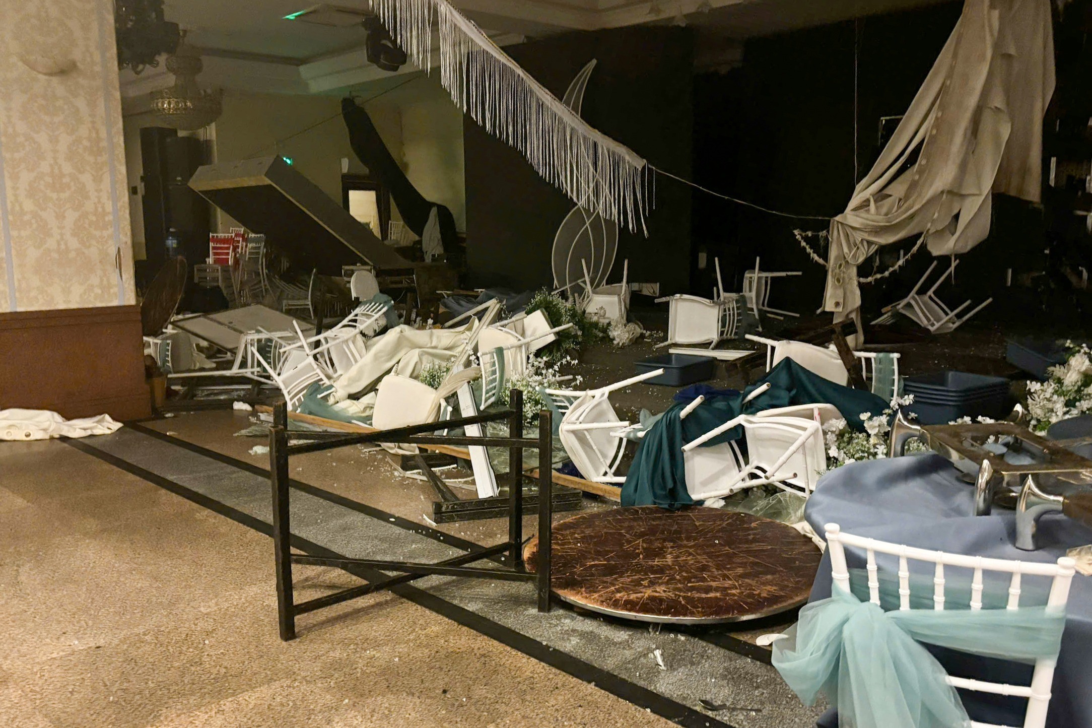 Cửa kính vỡ, mái tôn bay khi bão quét qua - 3