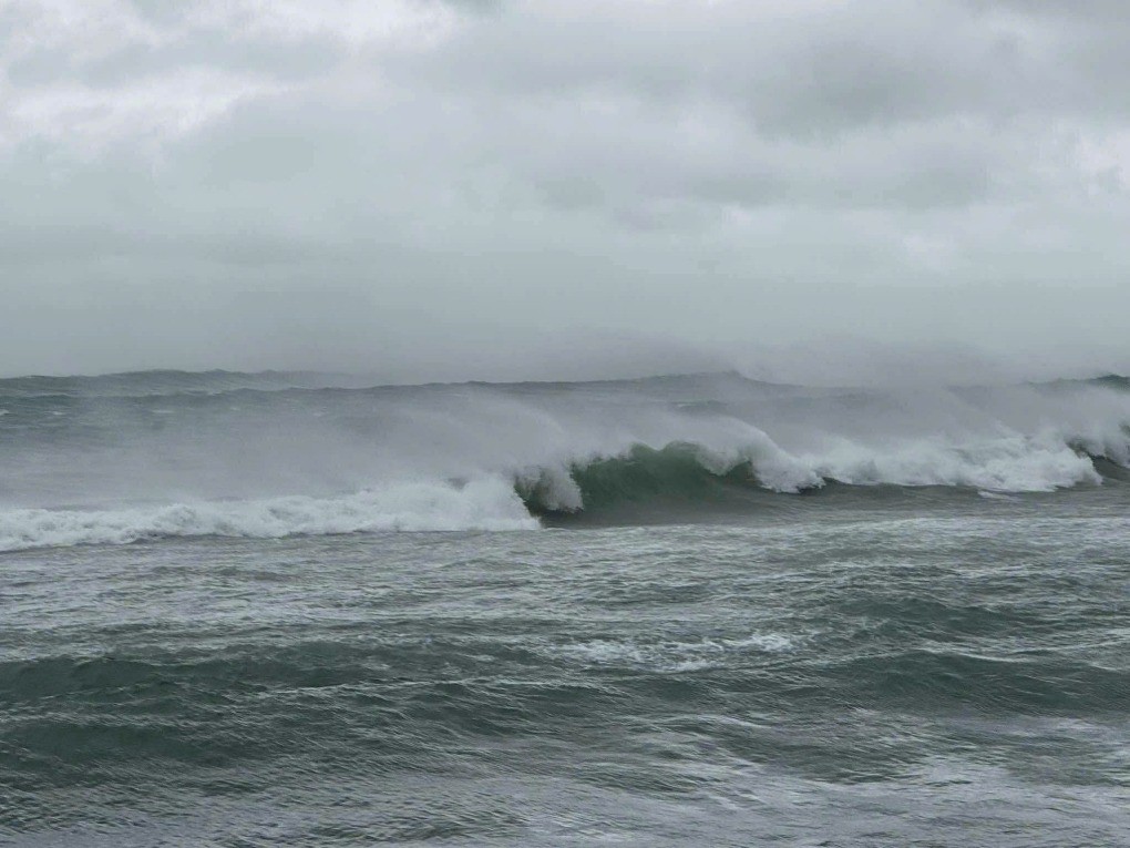 Sóng ở đảo Lý Sơn. Ảnh: Trung Hậu
