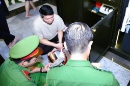 Tin tức trong ngày - Bắt chồng Đoàn Di Băng: Lộ thời điểm kem chống nắng giả bắt đầu tuồn ra thị trường