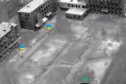 Thế giới - Binh sĩ Ukraine cắm cờ ở tòa nhà chính quyền Pokrovsk giữa lúc Nga sắp kiểm soát toàn bộ thành phố