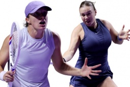Người đẹp tennis "siêu vòng 1" nghe lời mẹ để loại Swiatek khỏi WTA Finals