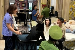 Giải trí - Ảnh sao 6/11: Đoàn Di Băng mếu máo khi công an đến khám nhà