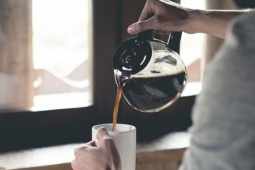 Triệu phú Mỹ chỉ cách uống cà phê tối ưu hiệu quả 'chống già'