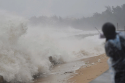 Tin tức trong ngày - Sóng cao 4 m đánh vào bờ khi bão Kalmaegi áp sát