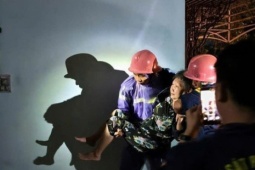 Tin tức trong ngày - Bão số 13 Kalmaegi: Nhiều người dân điện báo nhà sập, tốc mái, nước dâng