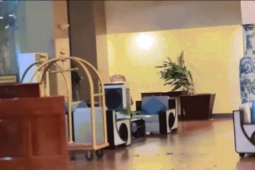 Tin tức trong ngày - Bão Kalmaegi quật vỡ kính khách sạn khi áp sát bờ