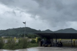 Tin tức trong ngày - Bầu trời Quảng Ngãi xám xịt trước khi bão số 13 Kalmaegi đổ bộ