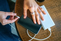 Pin sạc dự phòng và những lưu ý ứng phó bão số 13 cấp cuồng phong