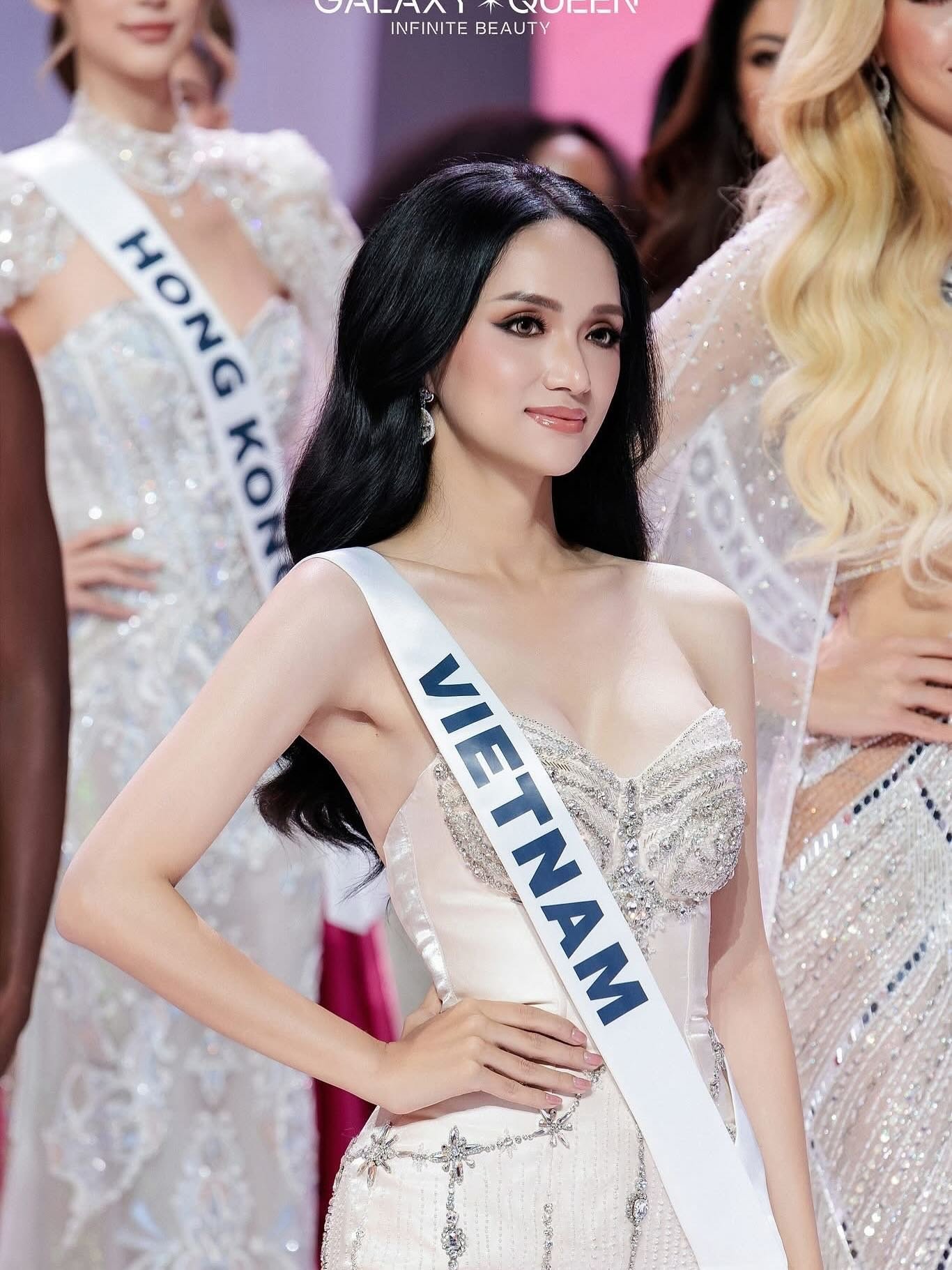 Phong độ của Hương Giang từ khi bắt đầu tới Thái Lan với vai trò đại diện Việt Nam tại Miss Universe 2025 chưa hề suy giảm. Tuy không có lợi thế về chiều cao, người đẹp vẫn luôn nhận được đánh giá rất cao về thần thái và cách lựa chọn trang phục. Hương Giang luôn biết cách xuất hiện nổi bật giữa dàn thí sinh Miss Universe 2025.