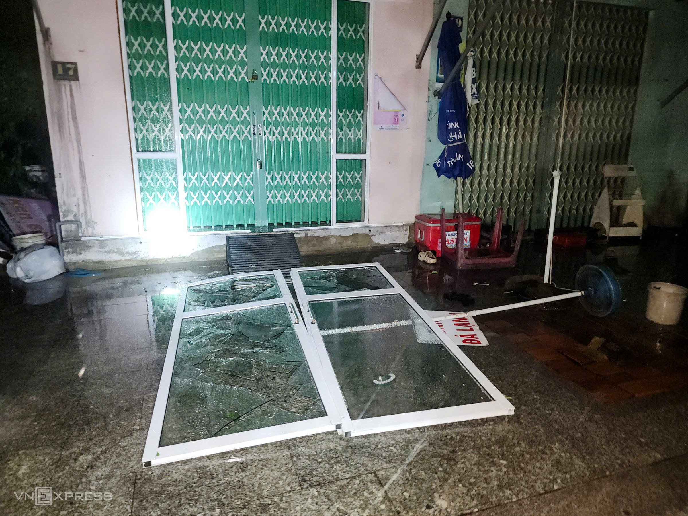 Cửa kính vỡ, mái tôn bay khi bão quét qua - 14