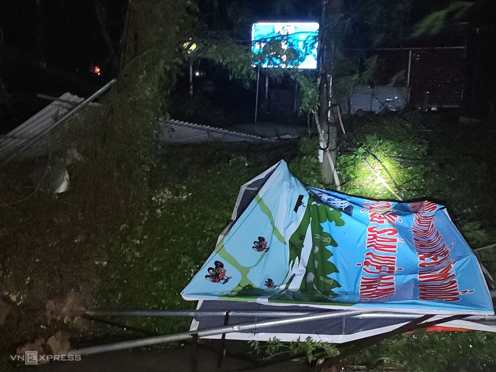 Nhiều mảng tôn, biển hiệu bị thổi bay trên đường Phạm Văn Đồng. Ảnh: Đình Văn